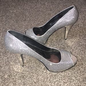 Stunning silver heels 💕